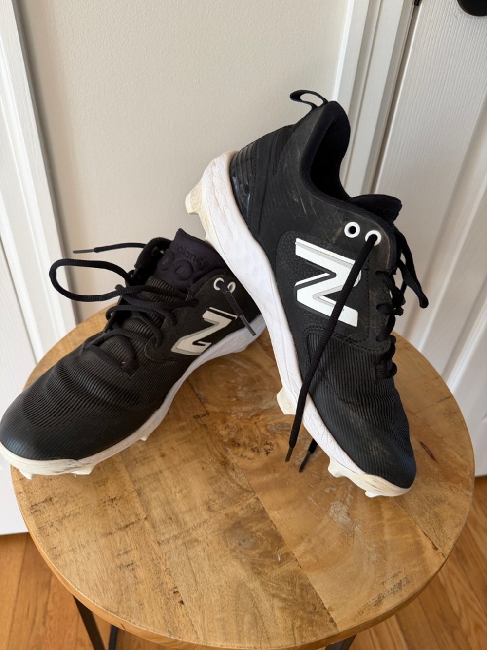 Men’s New Balance 3000 V6 Black and White   Molded Baseball Cleats